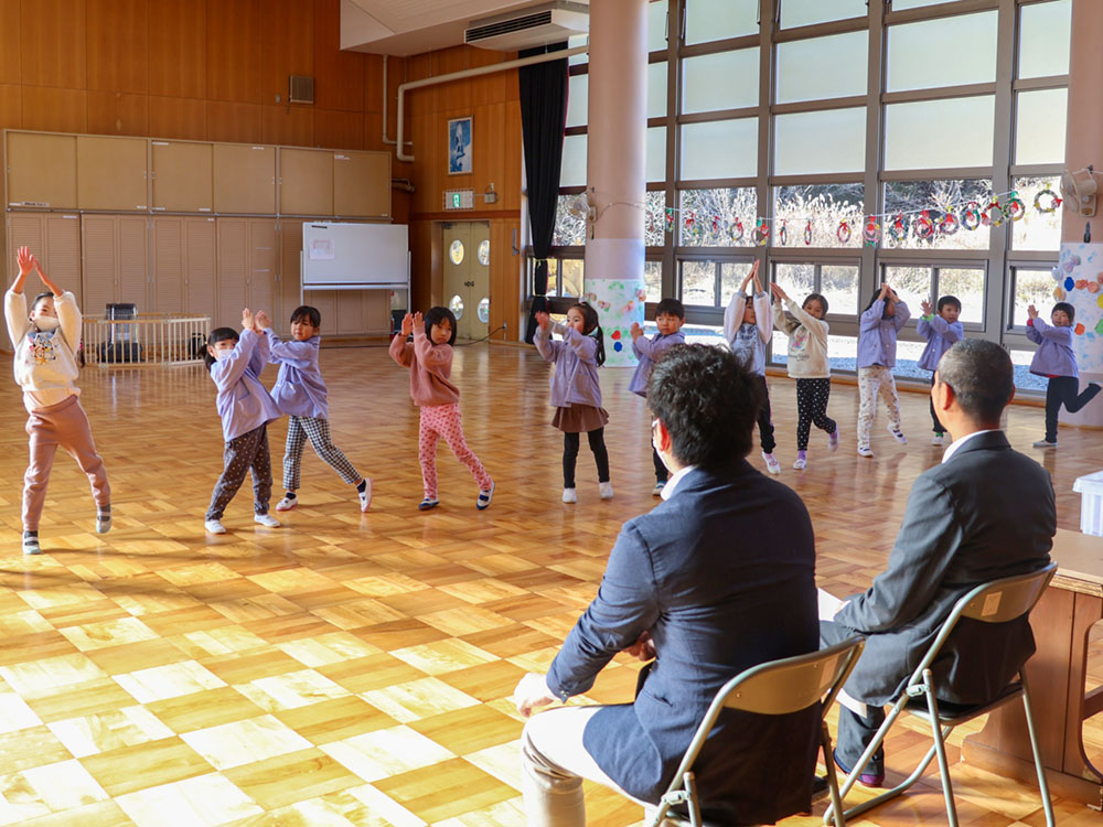 踊りを披露する園児