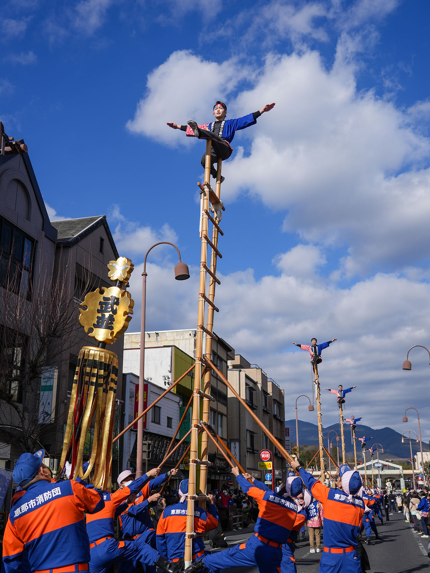トビはしご登りの演技