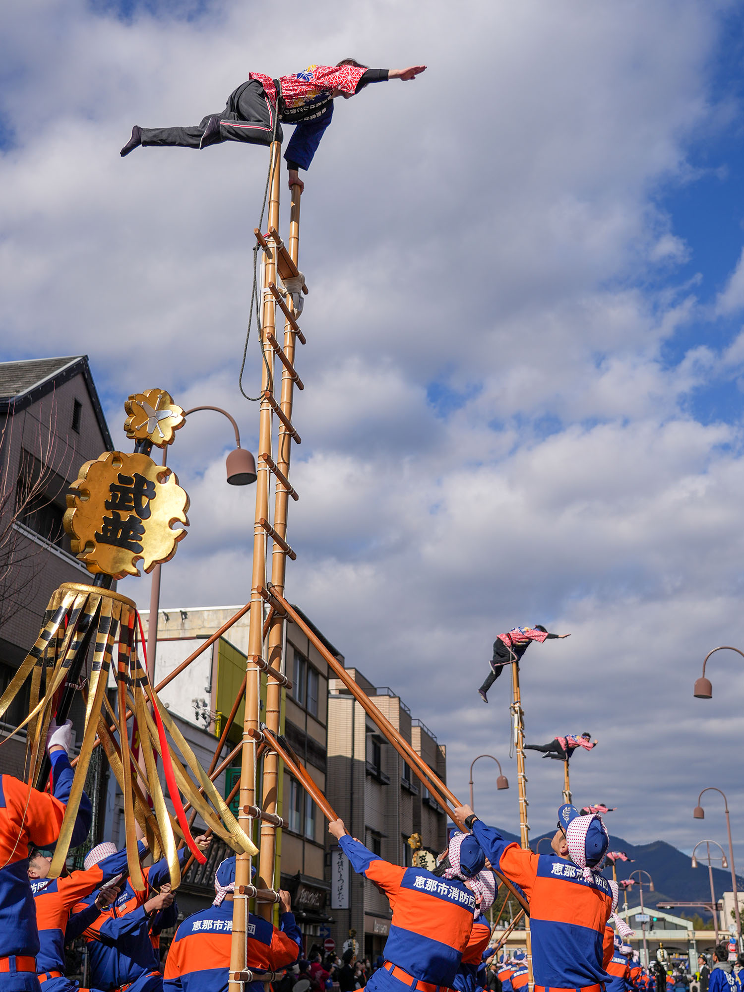 トビはしご登りの演技2