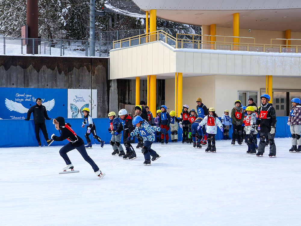 スケート教室の参加者ら