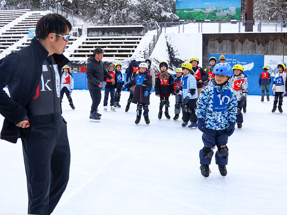 加藤さんと話す子ども