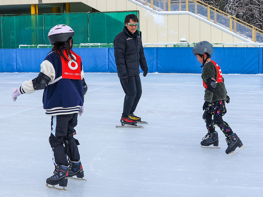 加藤さんにスケートを教わる子どもたち
