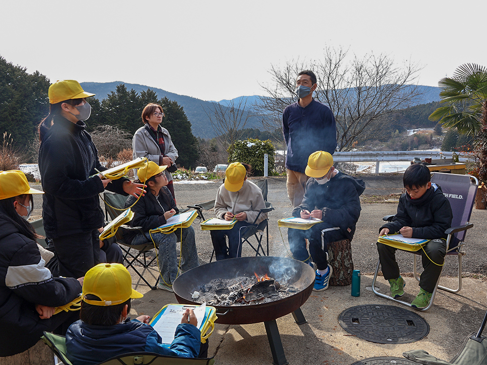 長江さんに質問をする児童