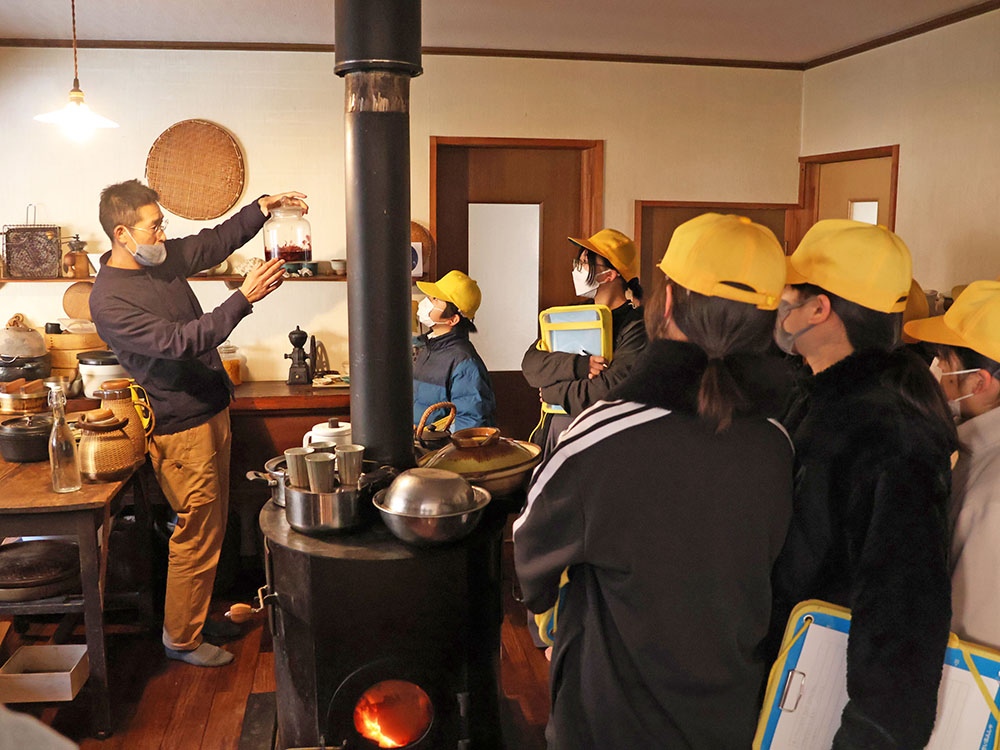 移住者長江さんの説明を聞く児童ら