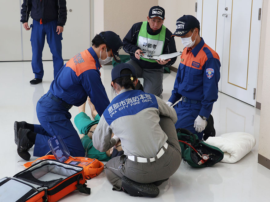 心肺蘇生法の訓練をする職員ら