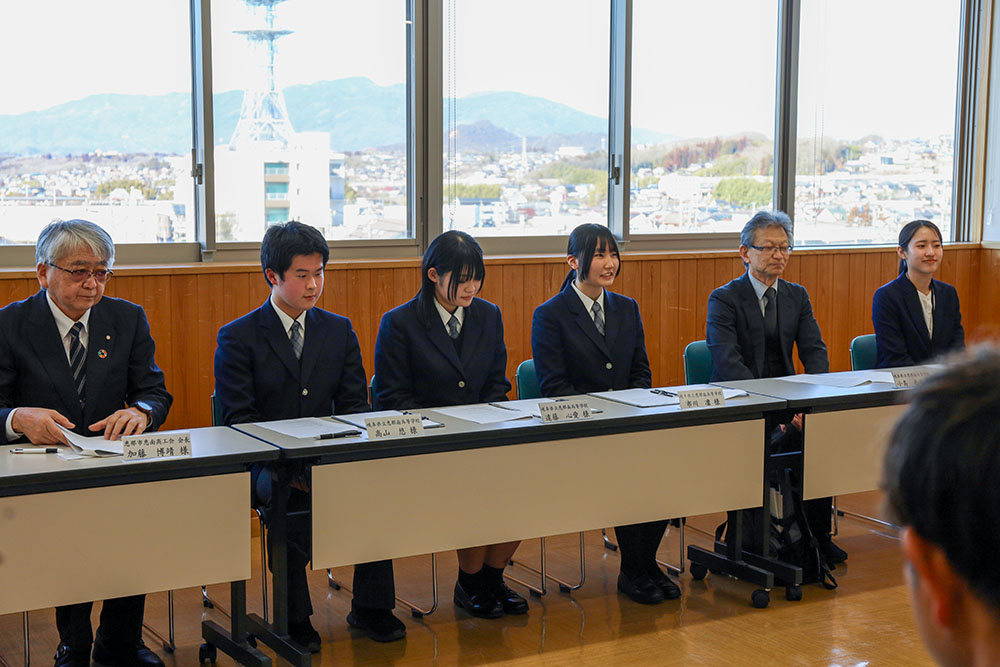 市長らに報告をする生徒ら