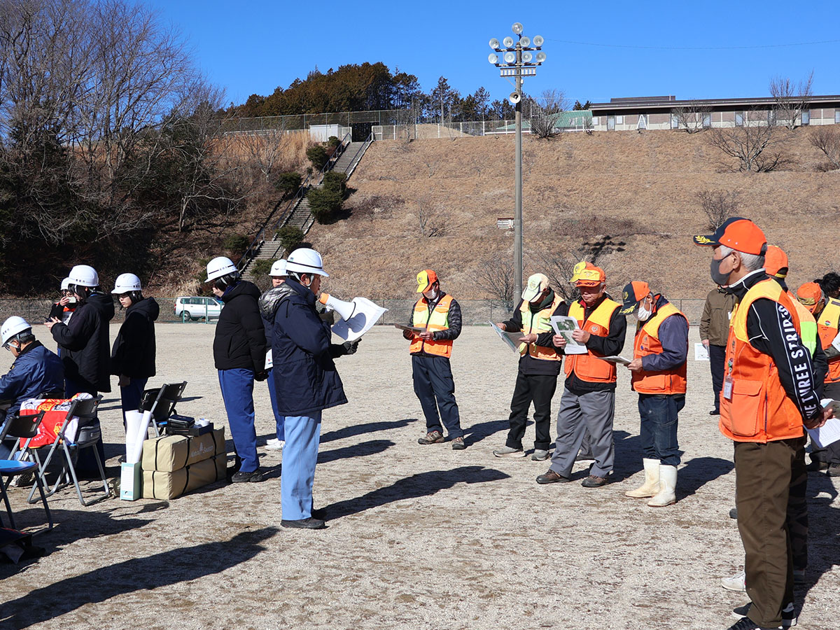 現場で猟友会の方に説明する様子