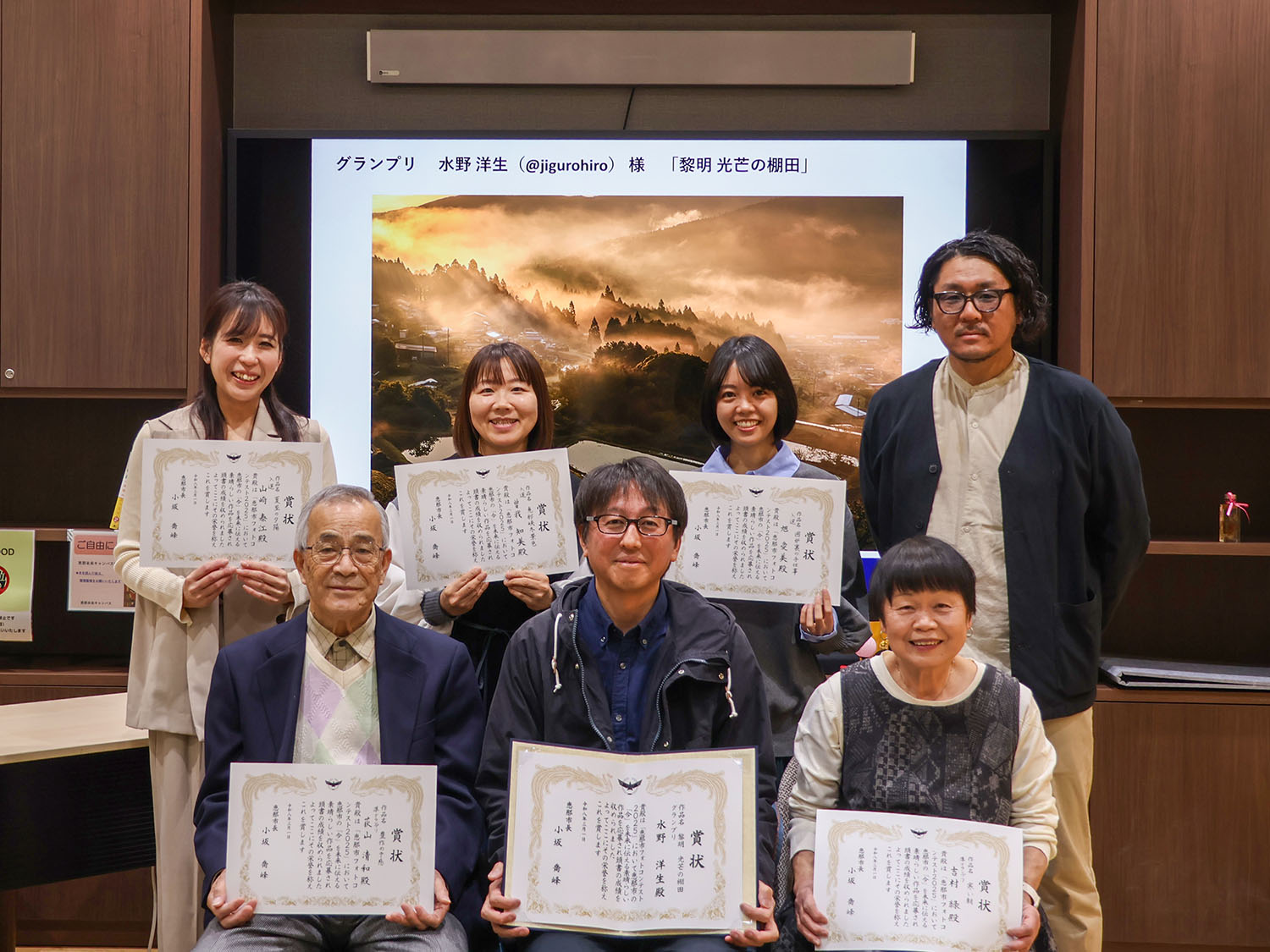 受賞者らの集合写真