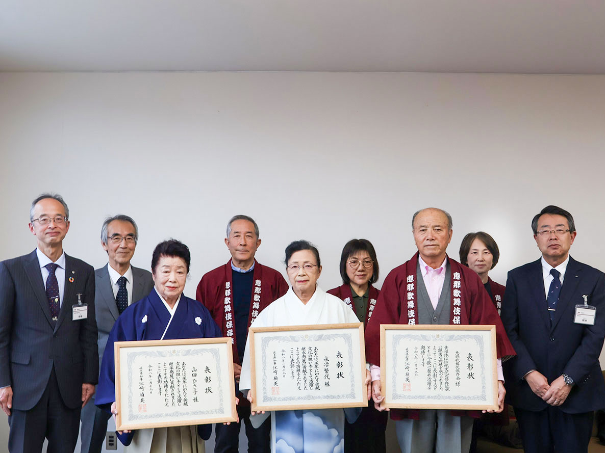 県伝統芸能文化継承者表彰の受賞者と柘植副市長、岡田教頭、西部会長