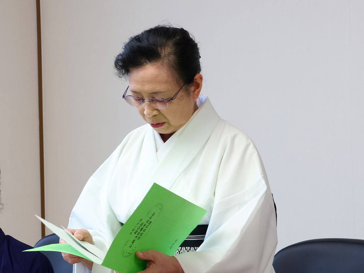 詩吟で功労者表彰を受けた永冶繁代さん