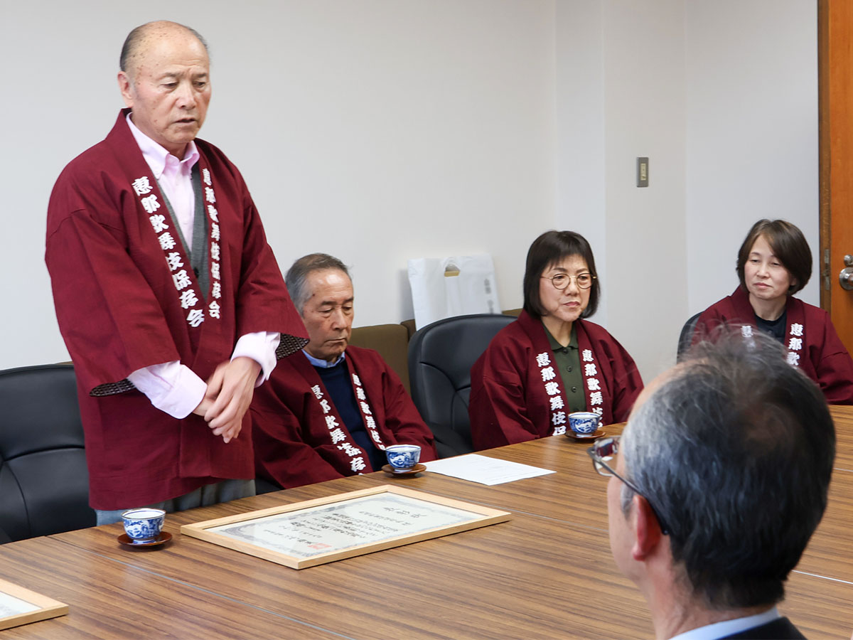 地歌舞伎で功績者表彰を受賞した恵那歌舞伎保存会の皆さん