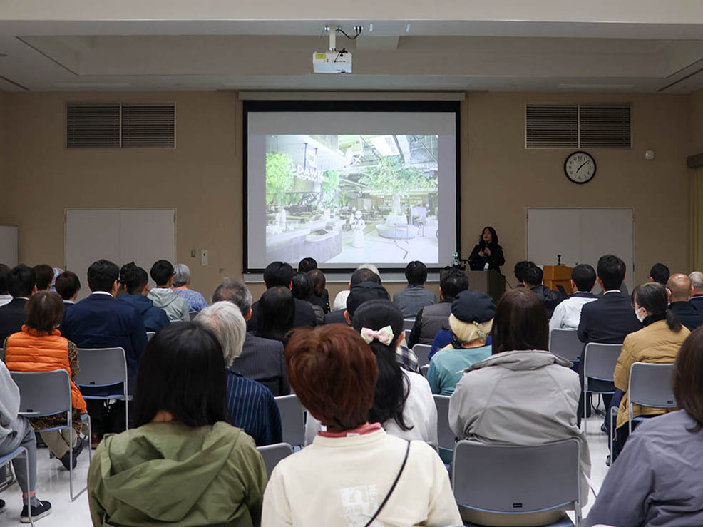 講演を聞く多くの参加者