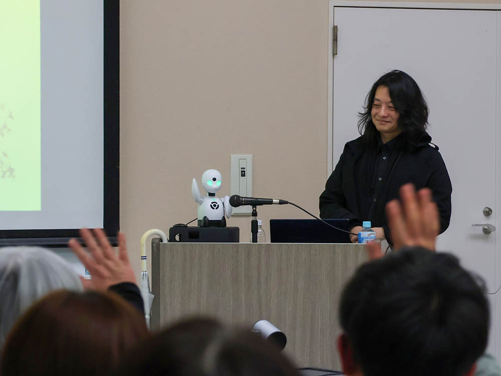 講師の吉藤氏とロボットオリヒメ