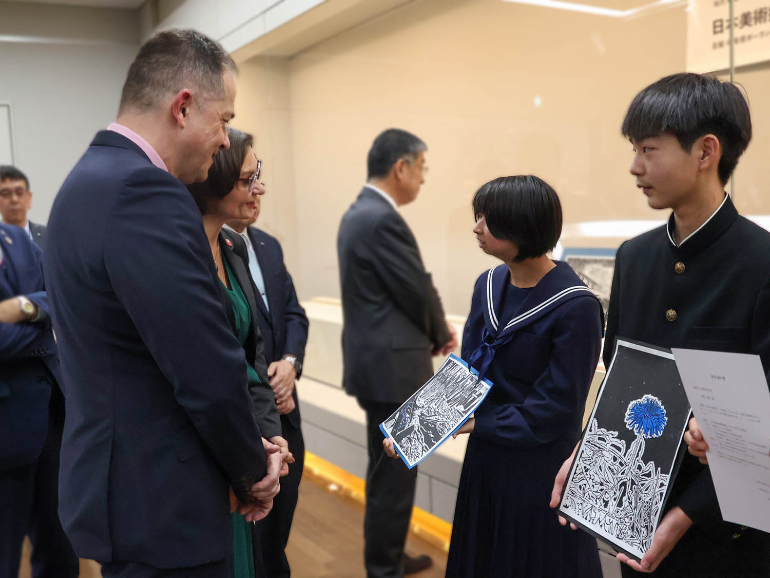 駐日ポーランド大使らと話す中学生2人