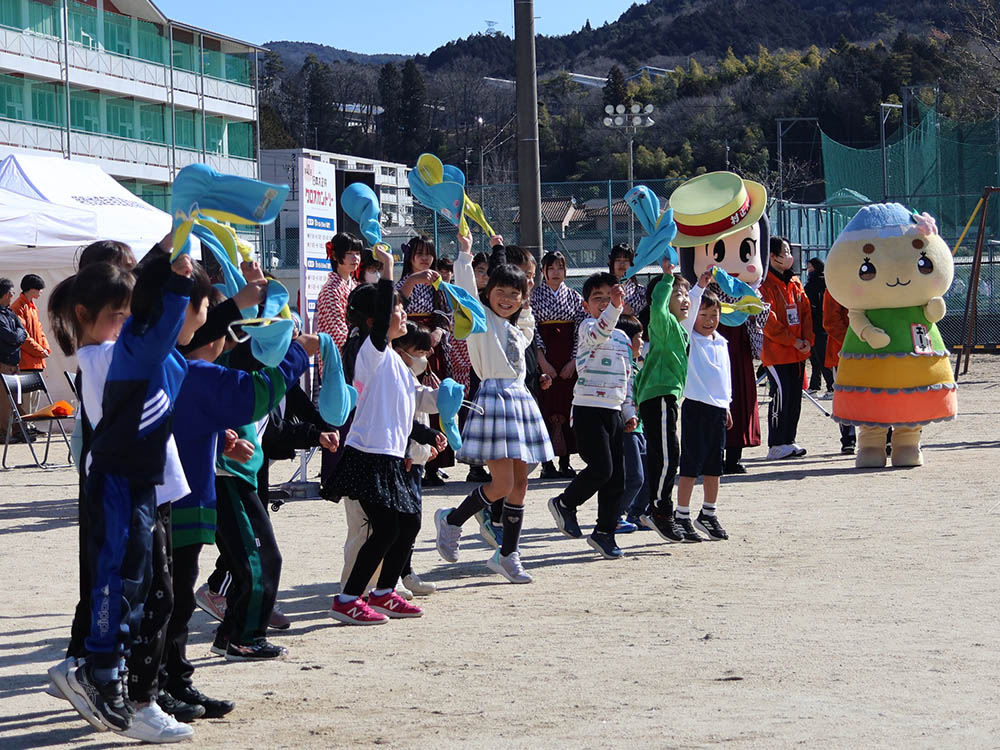 開会式でダンスを披露する園児