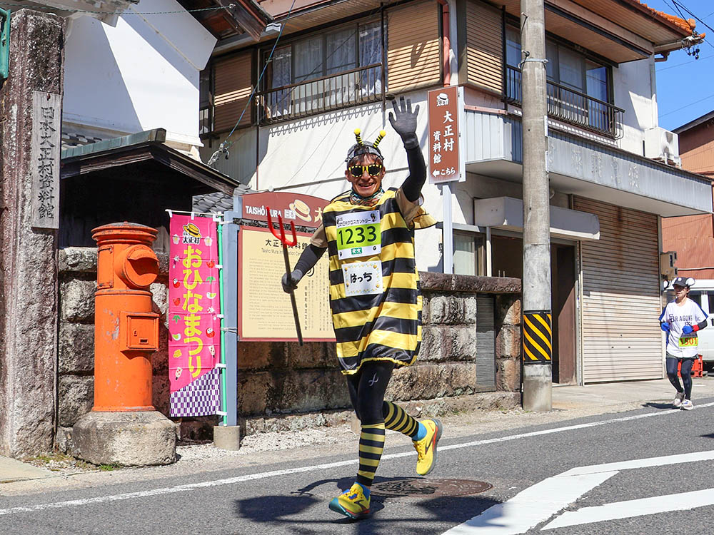 仮装をして走る参加者2