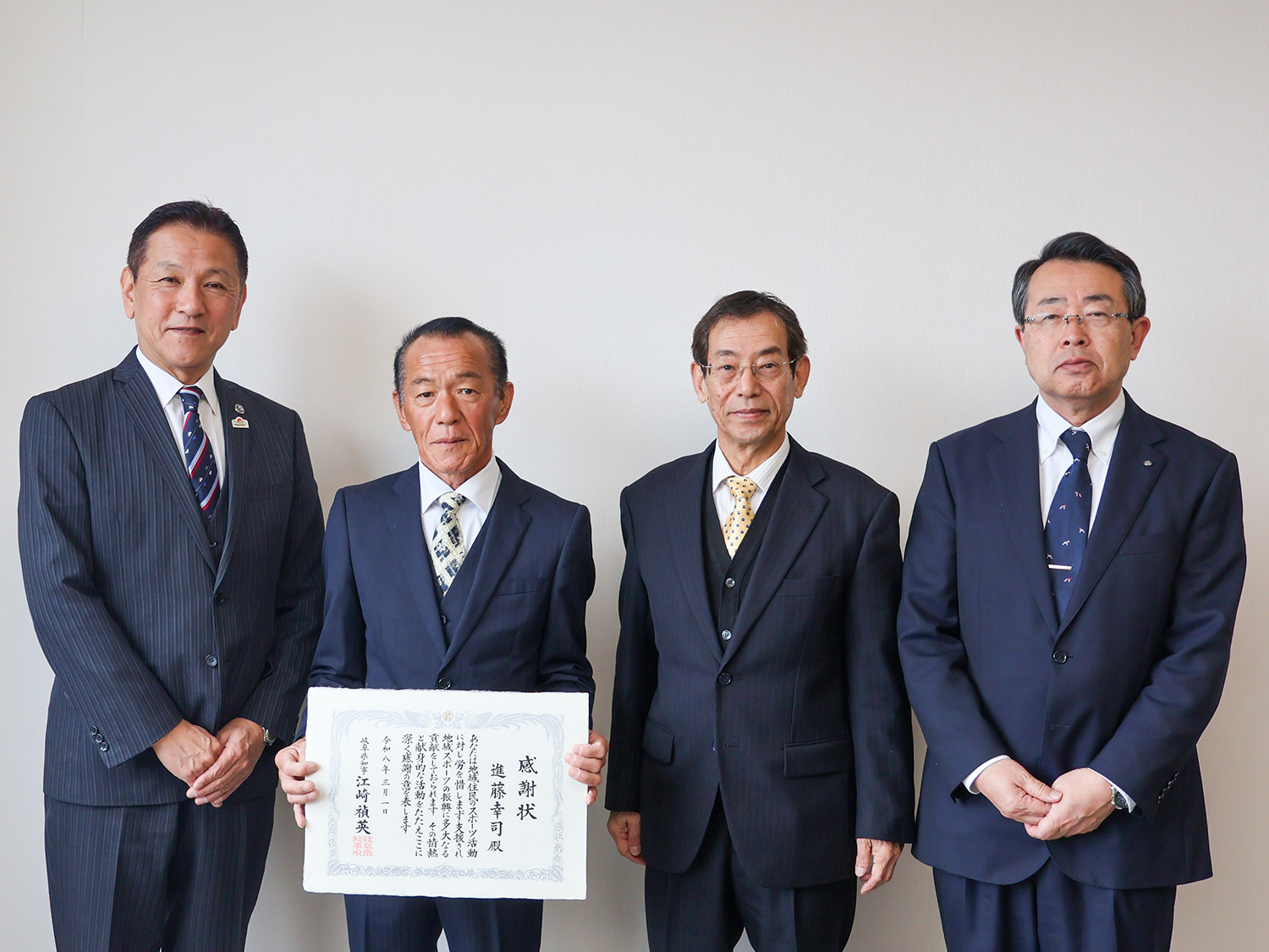 小坂市長、進藤氏、藤井、岡田教育長（左から）
