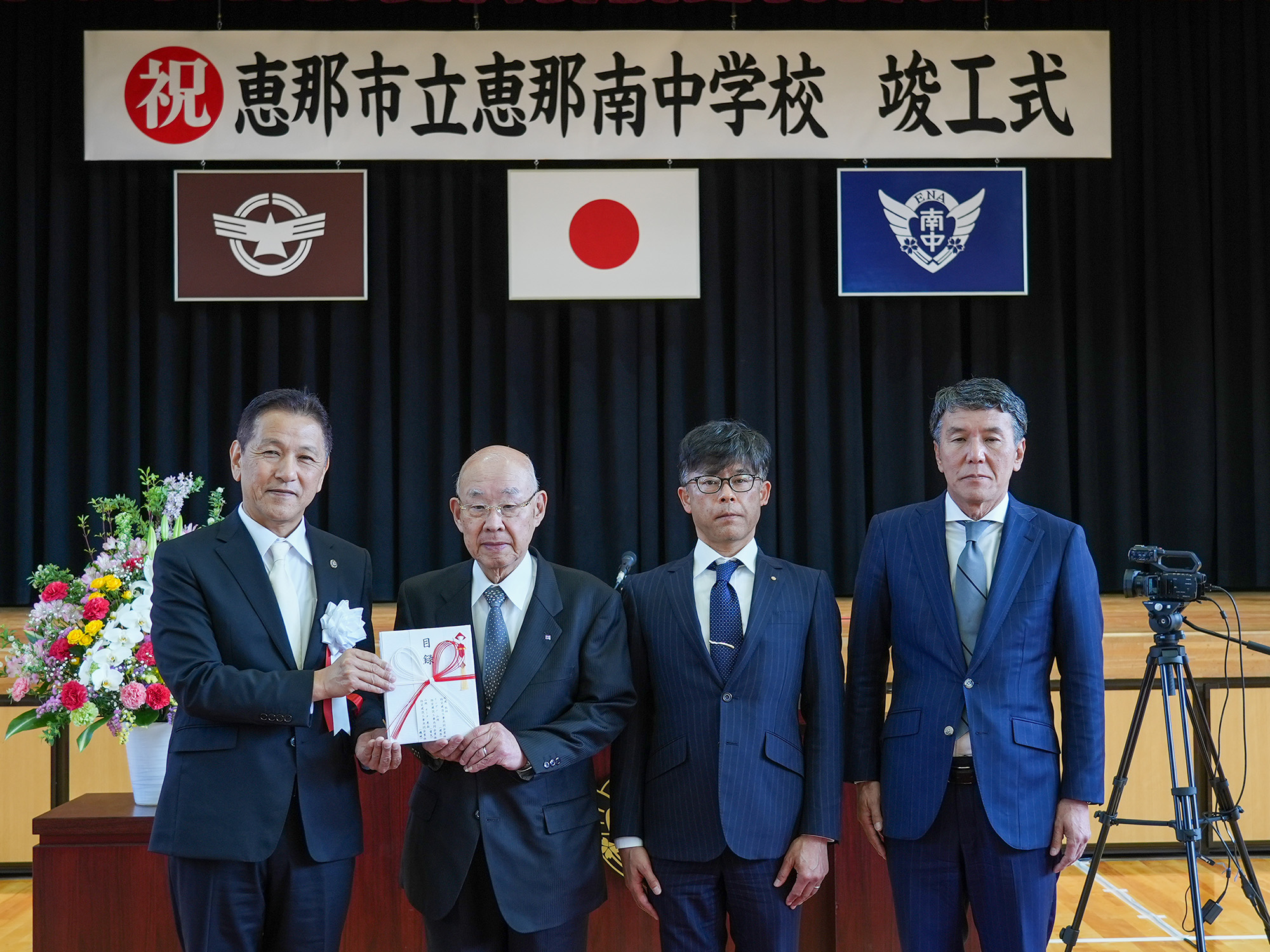 寄贈品を贈呈する関係者