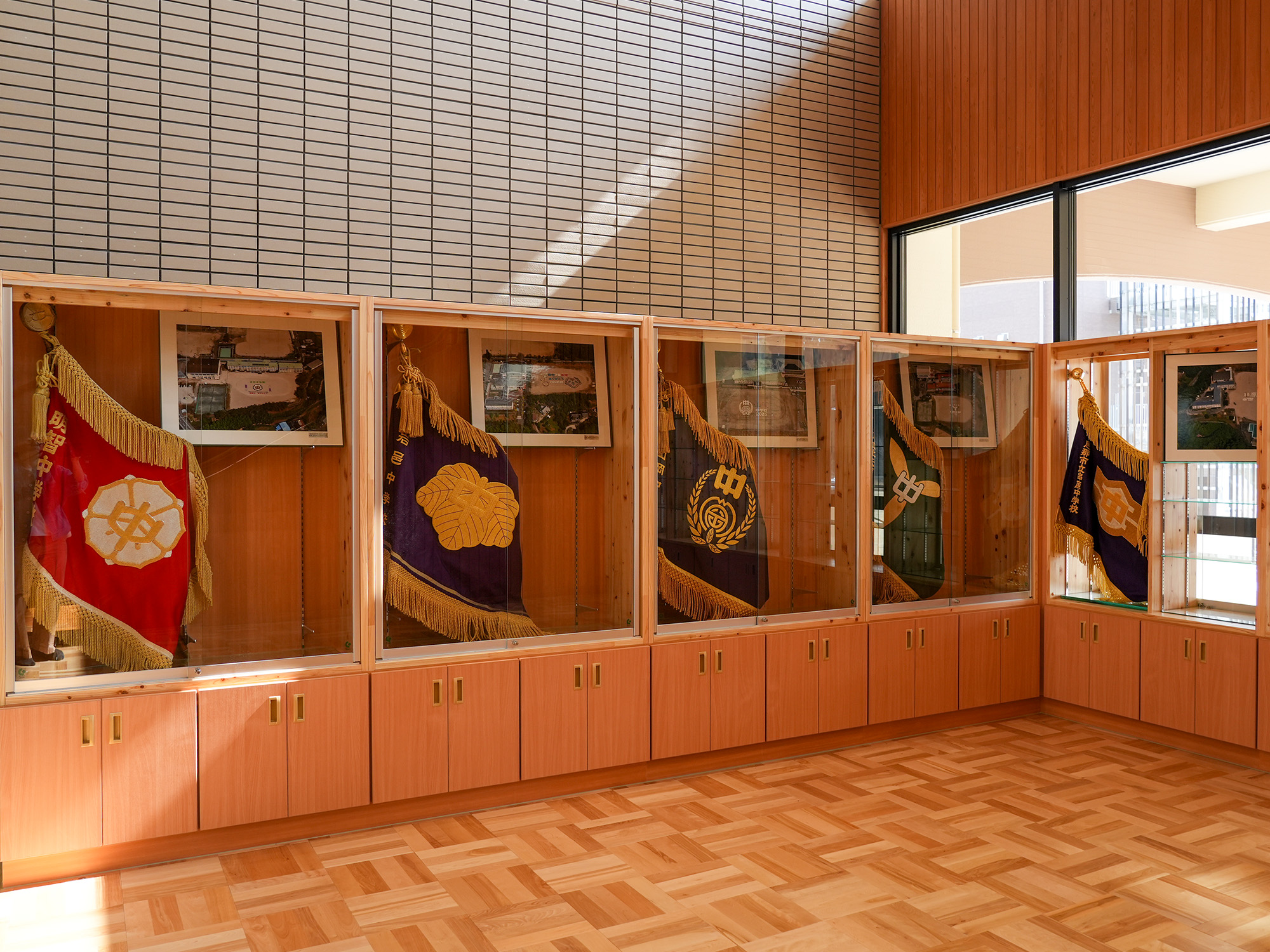 引き継がれた5校の校旗