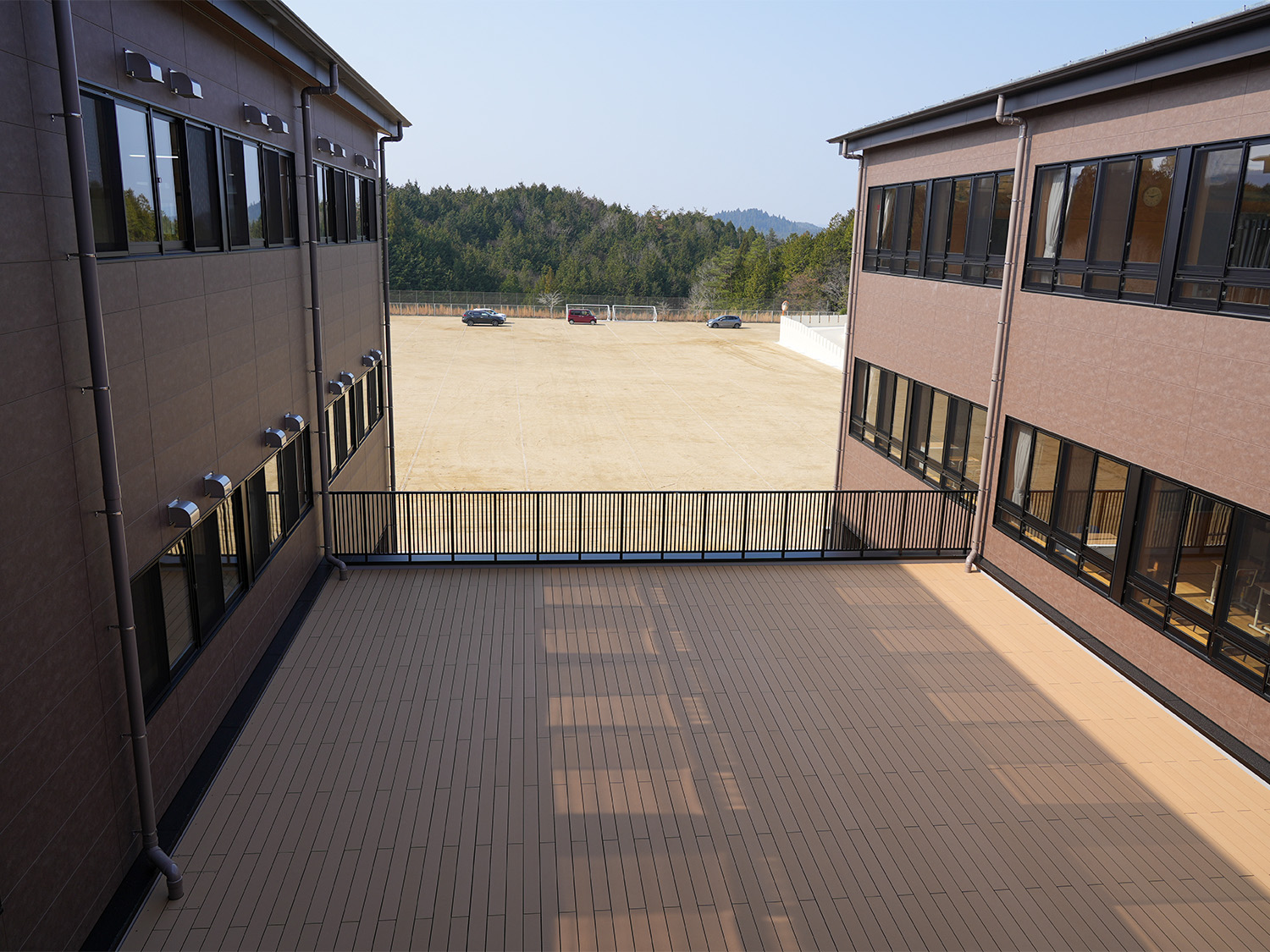 生徒が昼休みなどに集えるよう作られた市内の学校初のピロティ