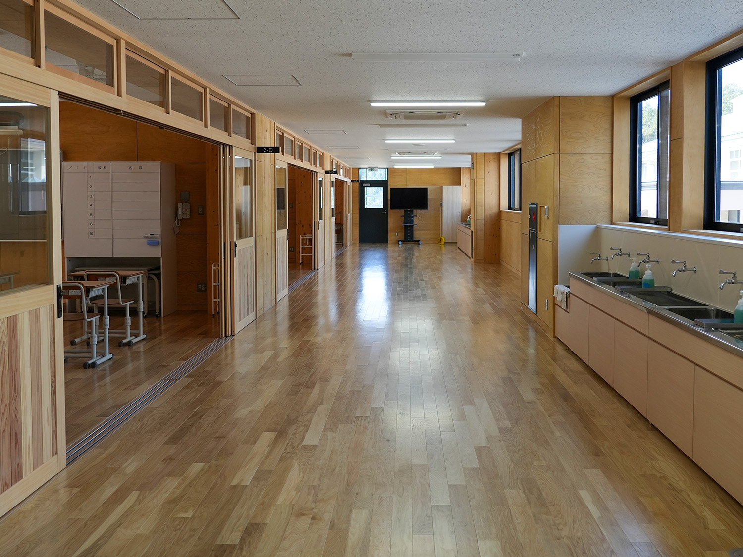 生徒が集えるよう広めに設計された廊下