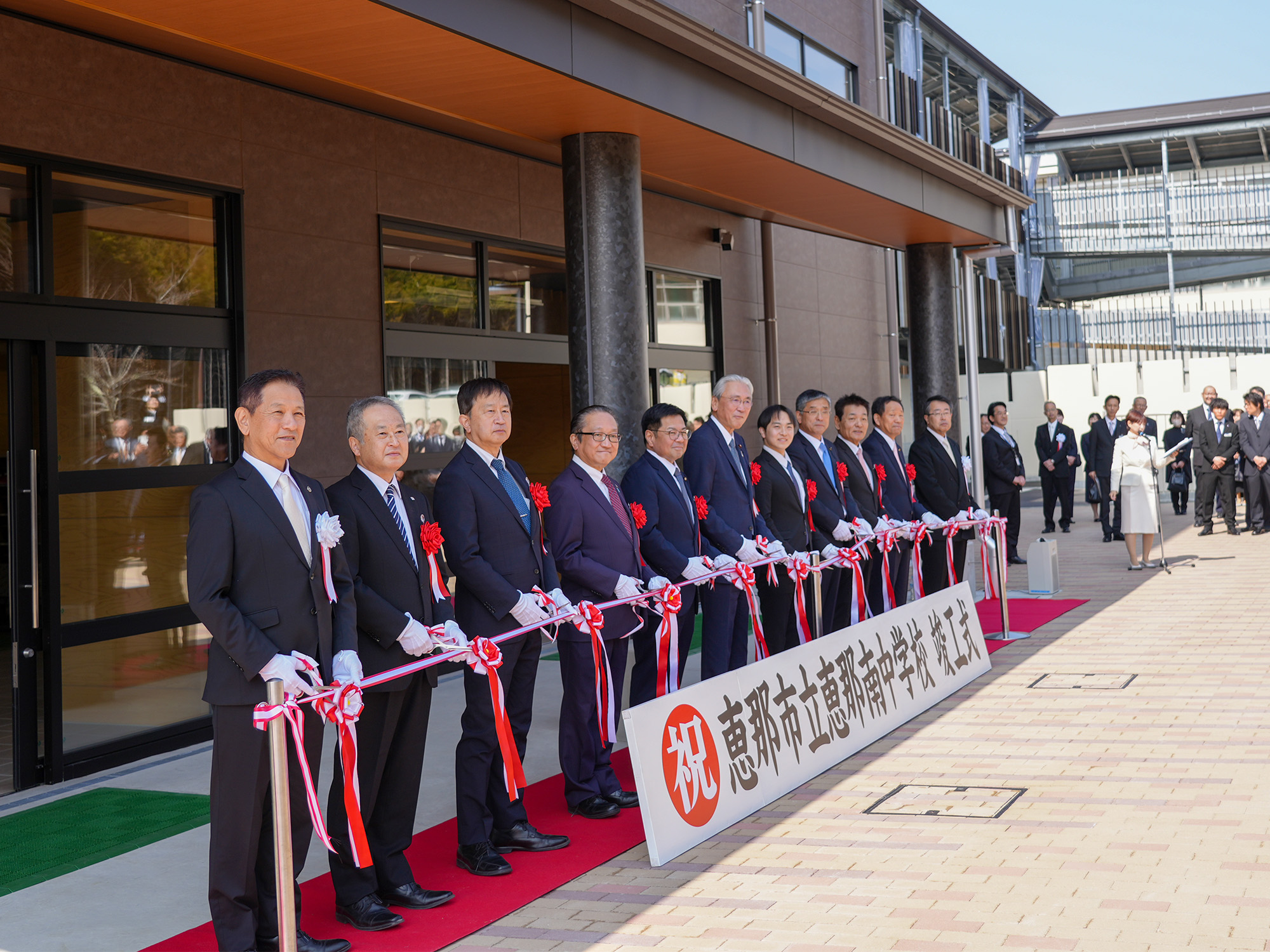 感謝状を持つ工事施工関係者8社の代表者
