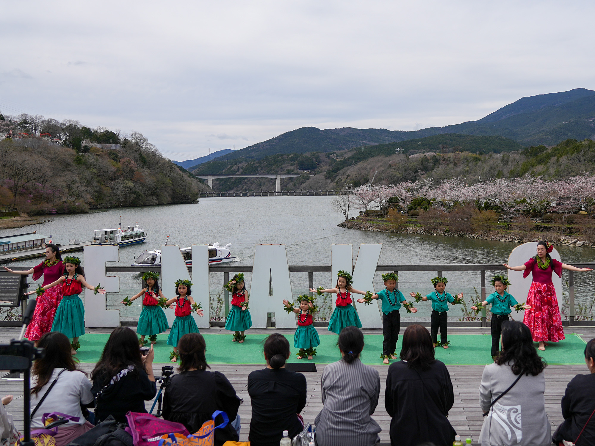 かわいいフラガールたち