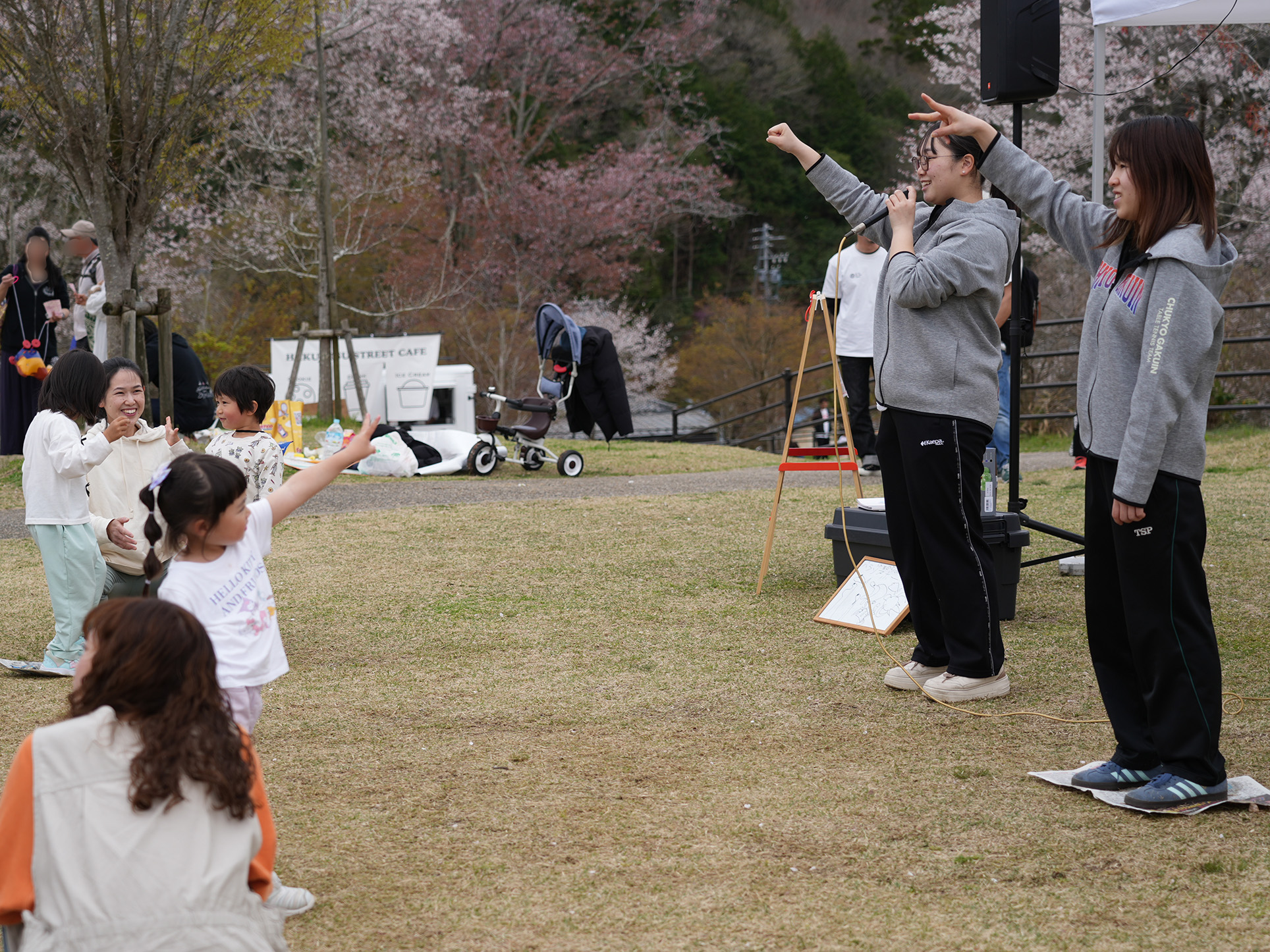 ゲームを楽しむ子どもたち