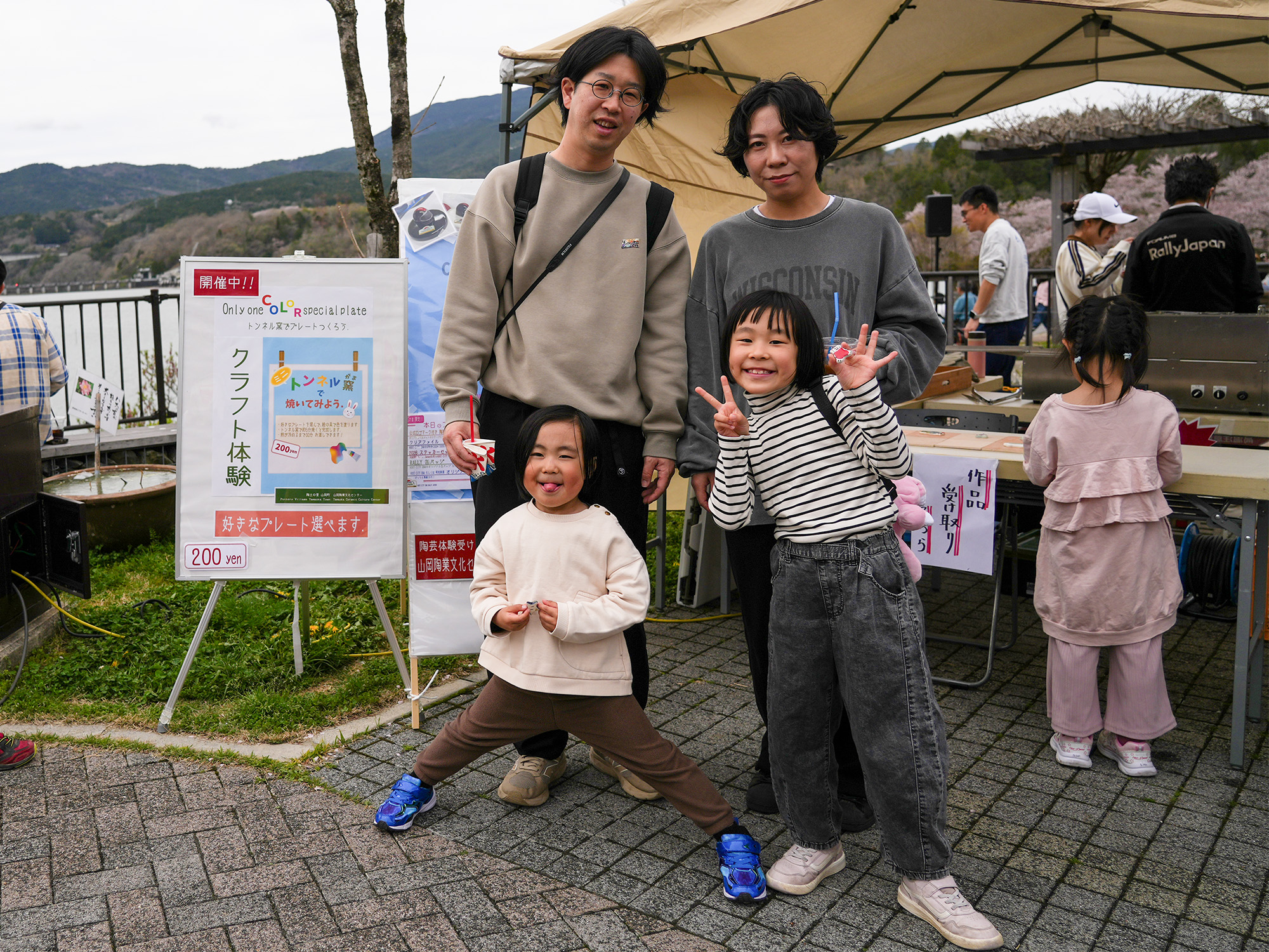 ラリーにちなんだクラフト体験に参加した親子