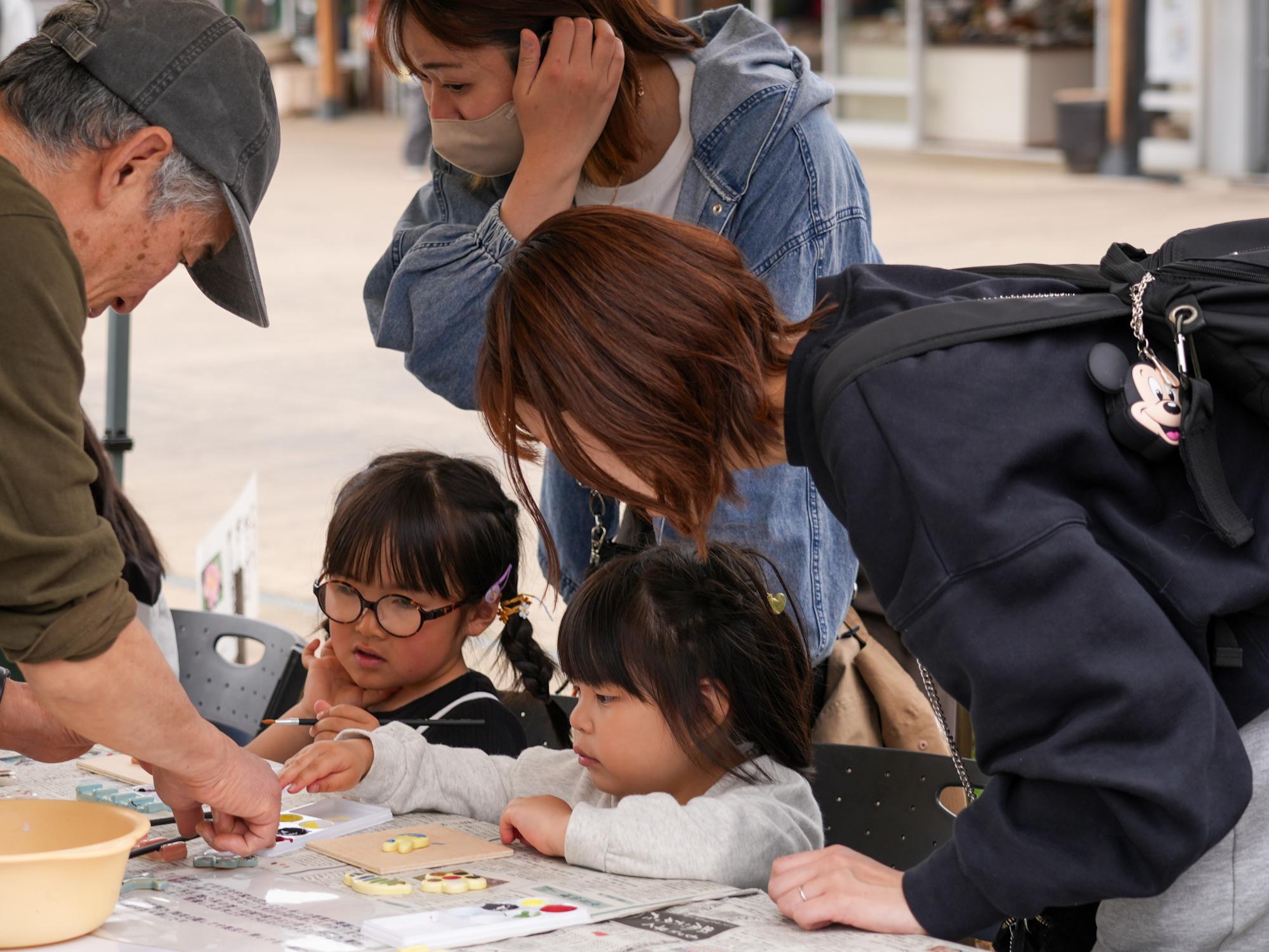 クラフト体験をする親子