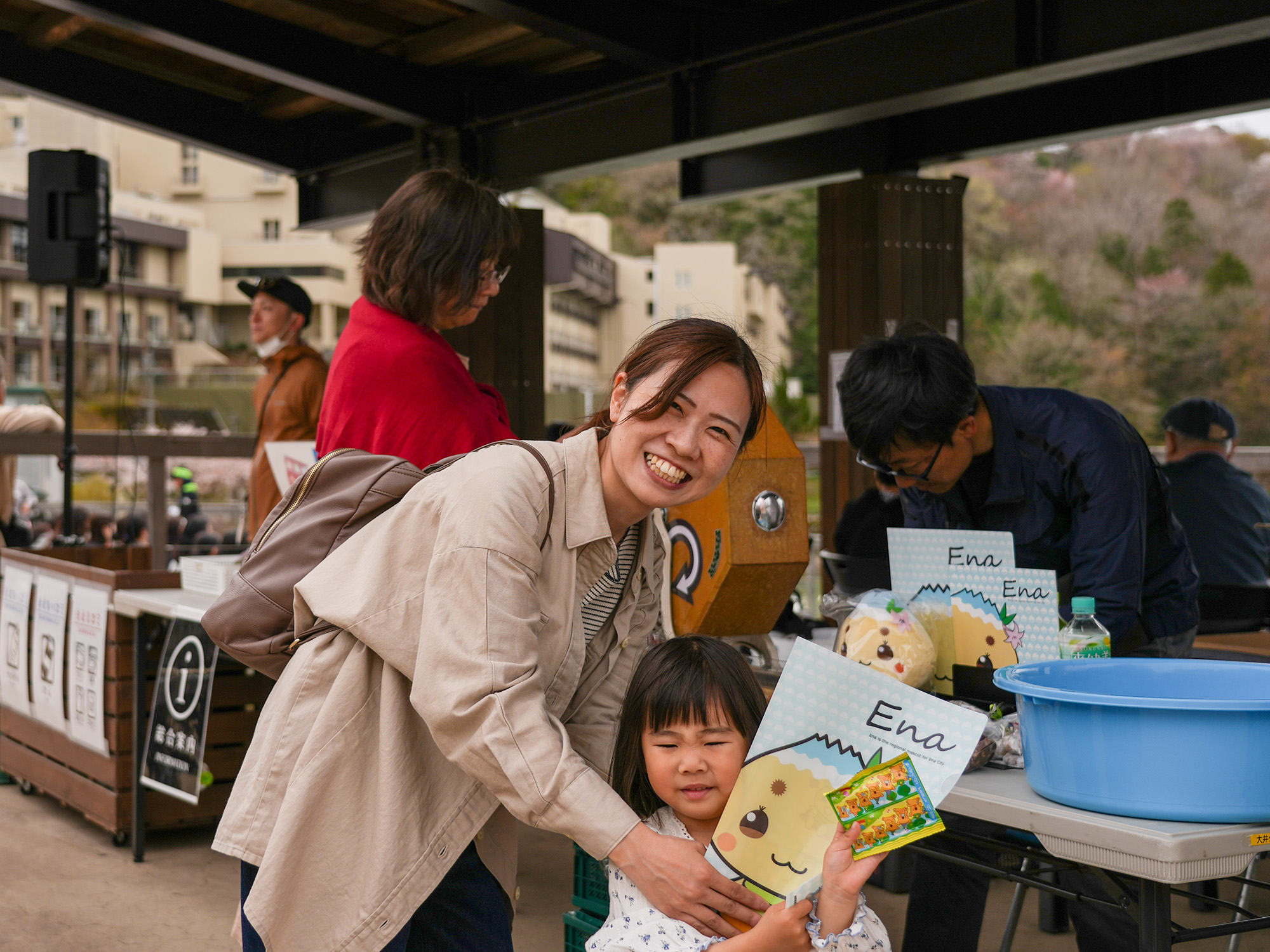 ガラガラ抽選で当たった景品をみせる親子