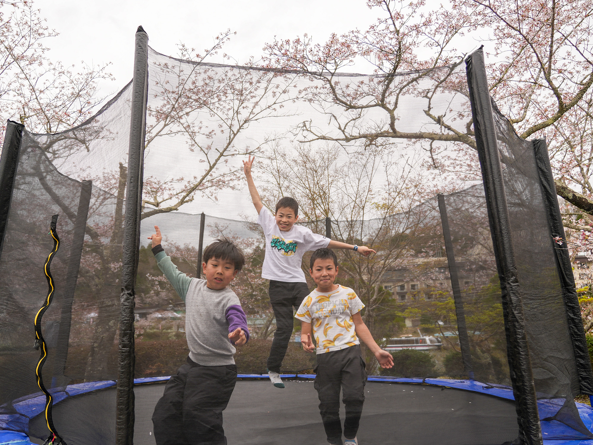 トランポリンで遊ぶ子どもたち