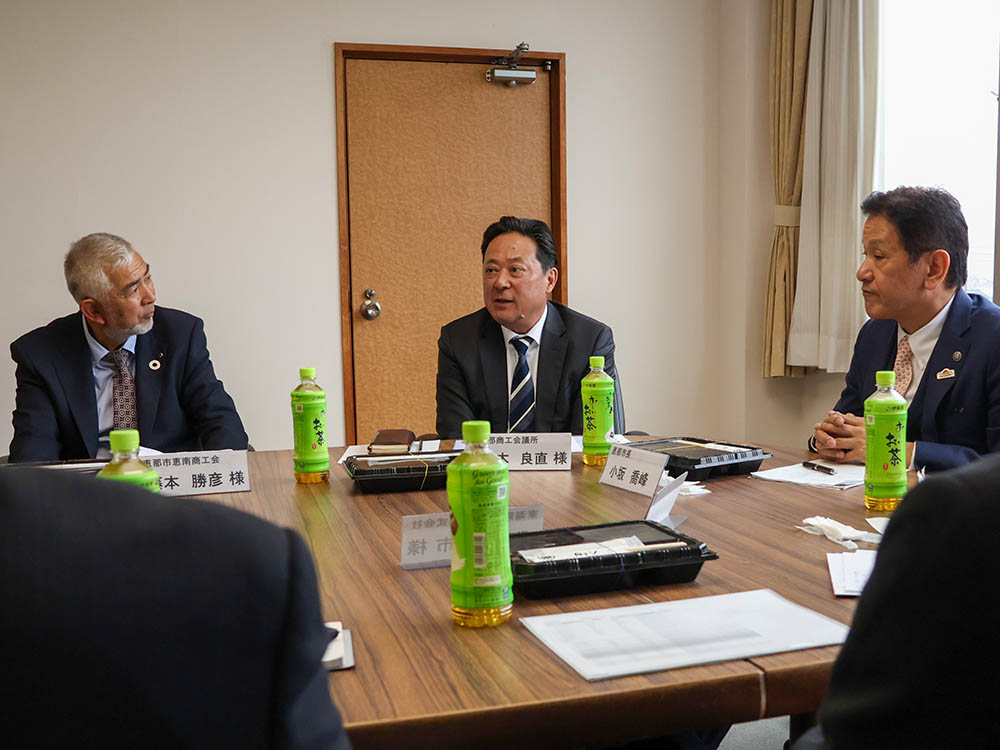 情報交換をする企業幹部ら2