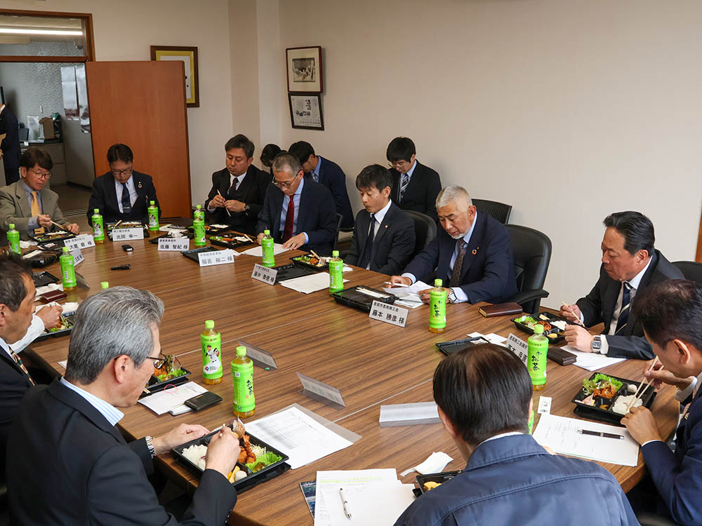 情報交換をする企業幹部ら3