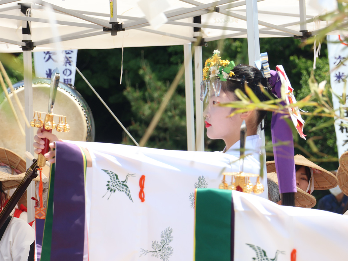 早乙女によるお田植えと踊り