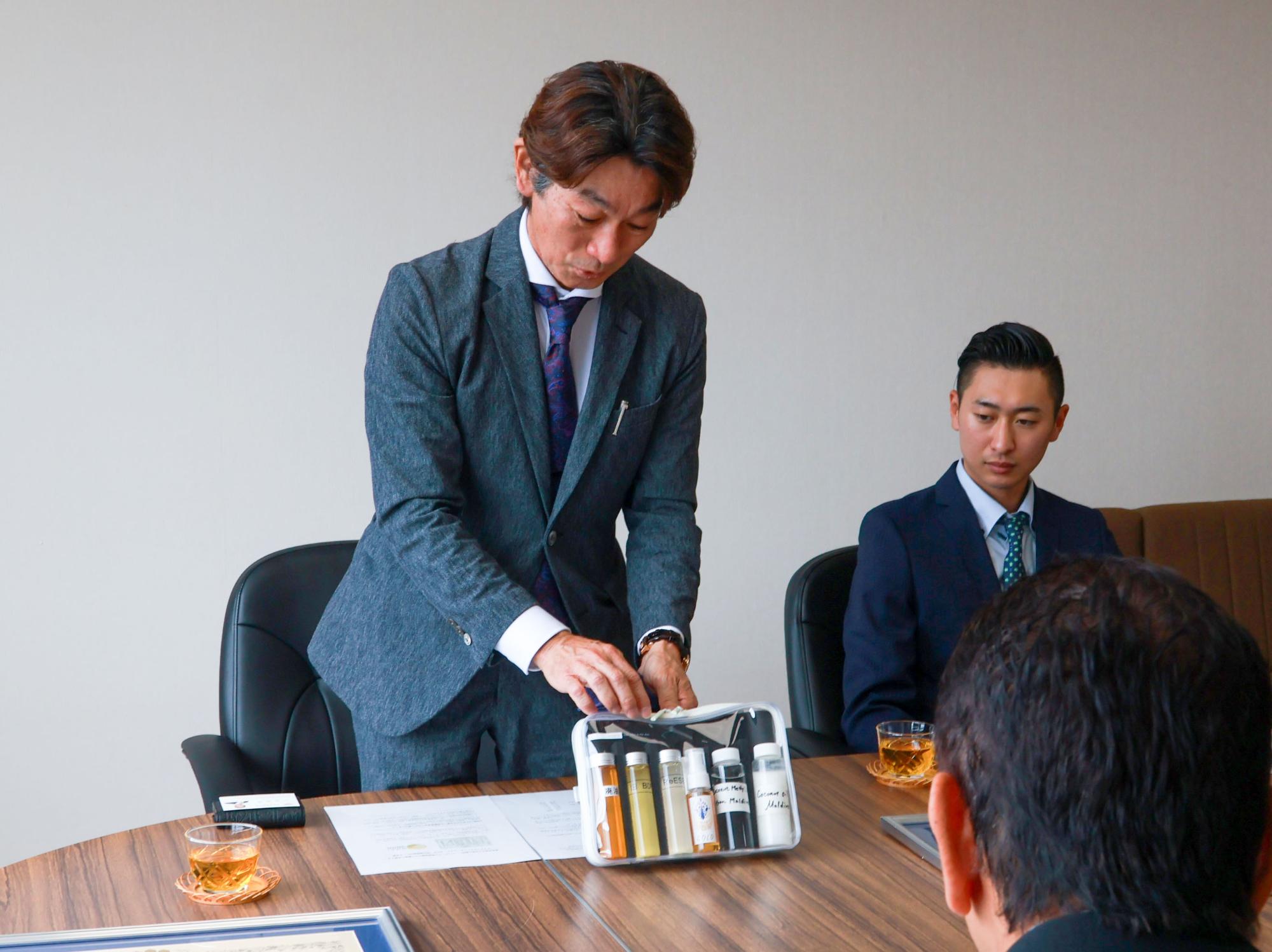 説明する近江社長