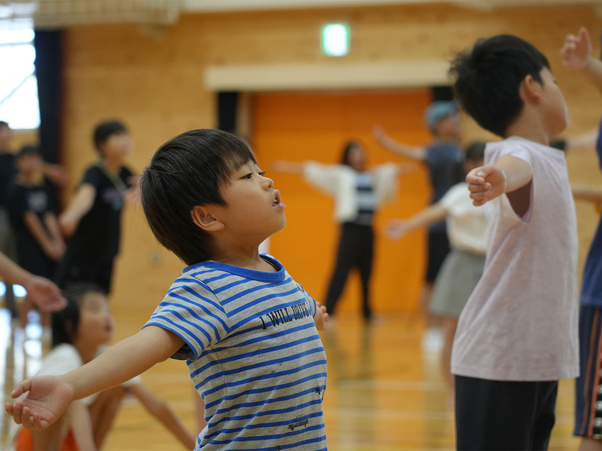 ラジオ体操する子ども