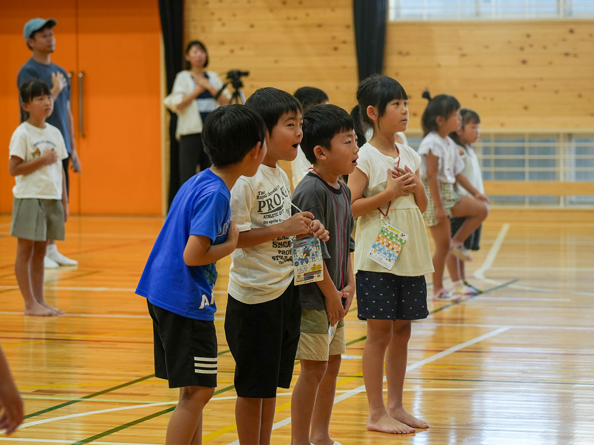 ラジオ体操の始まりを待つ子どもたち