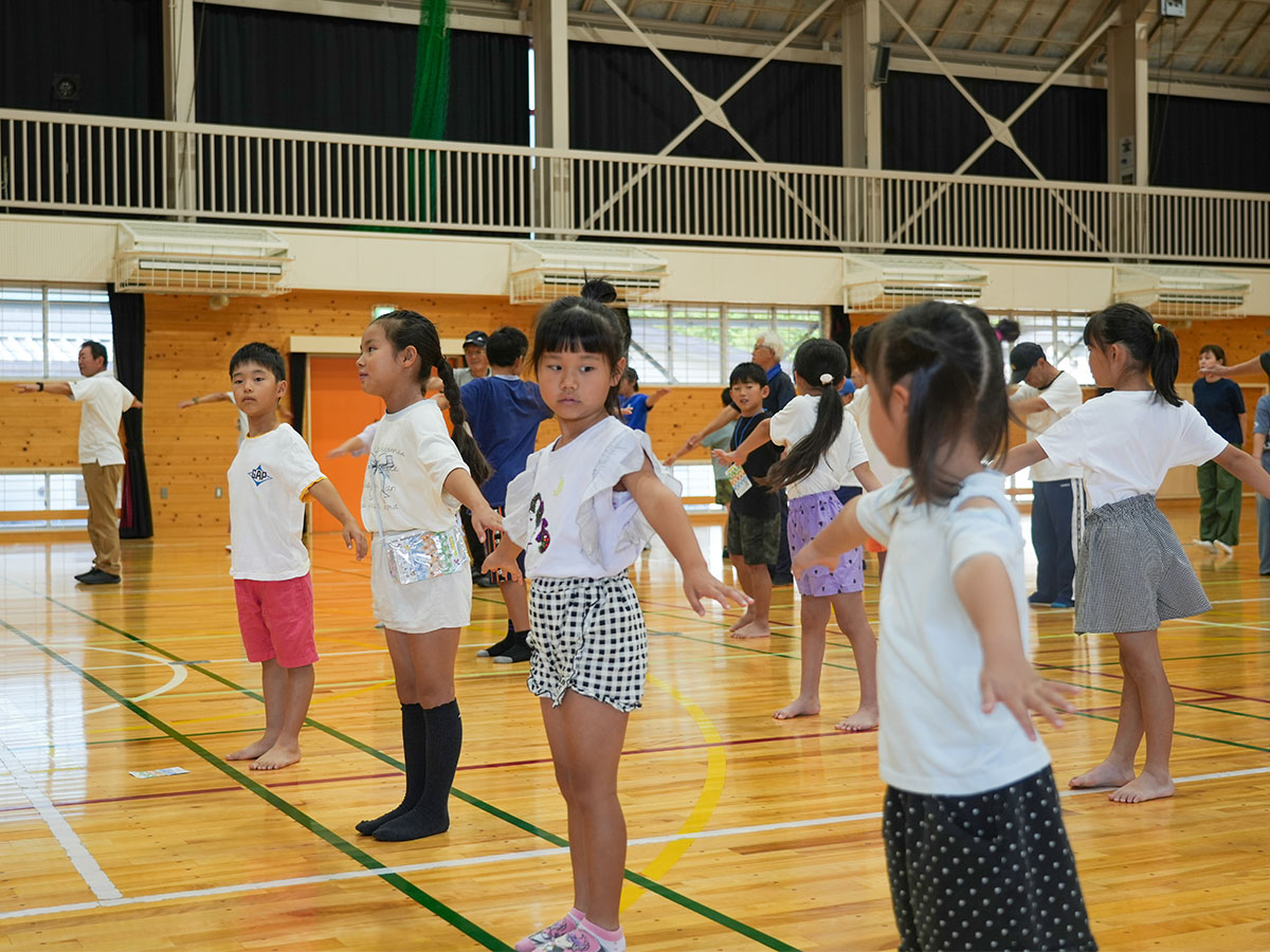 ラジオ体操する子どもたち