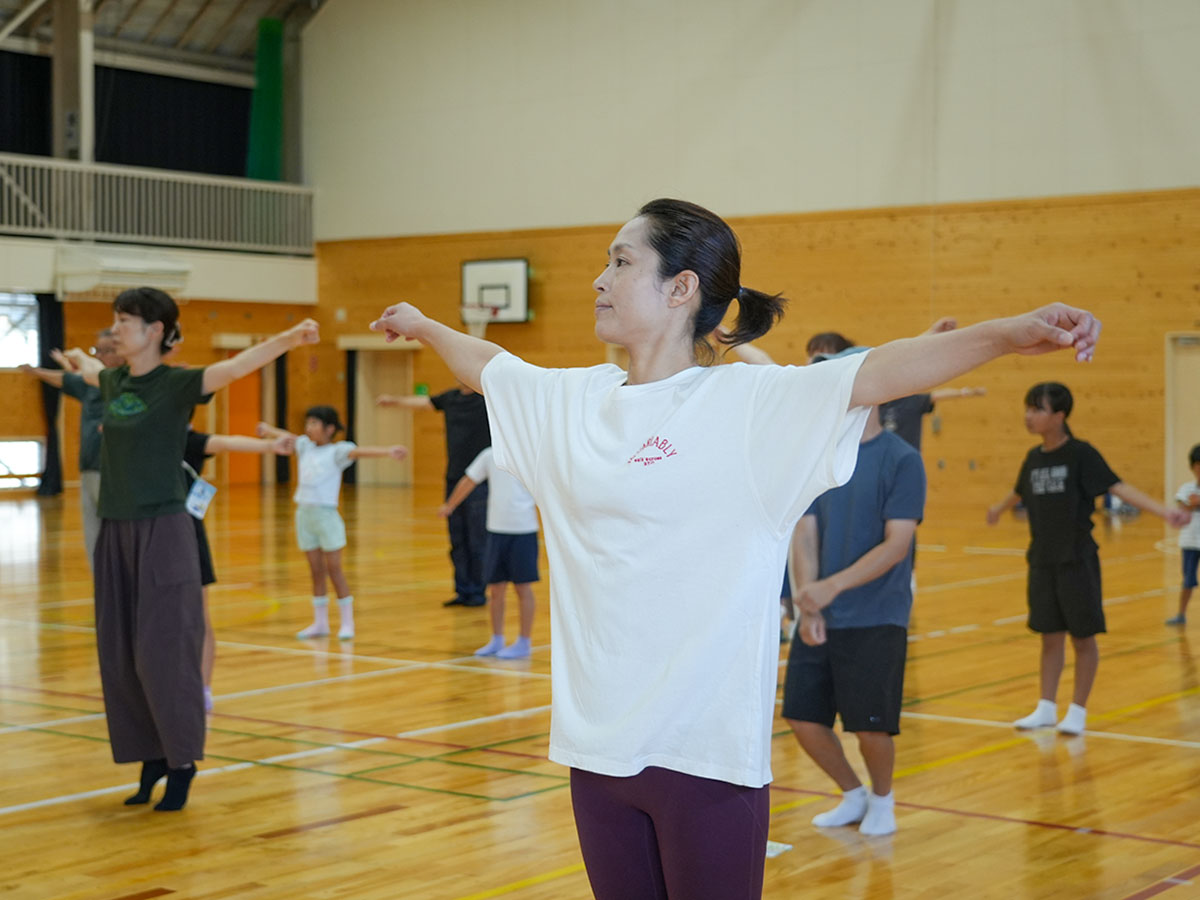 ラジオ体操するお母さん