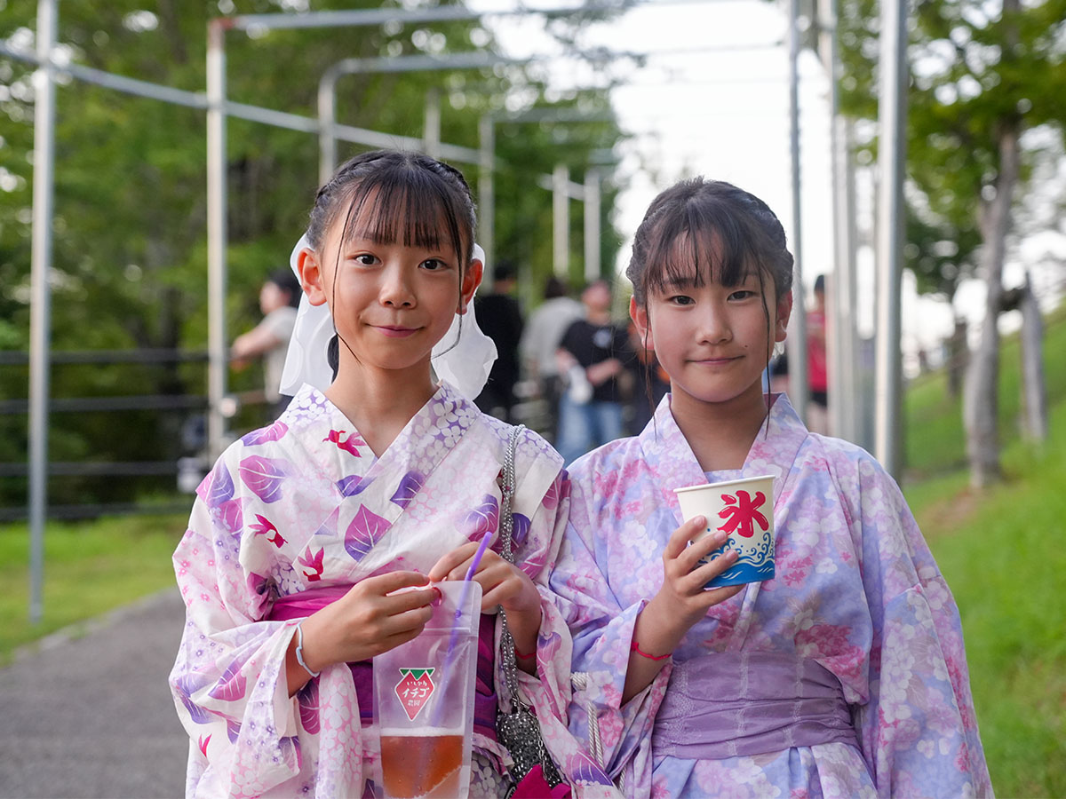浴衣を着た学生