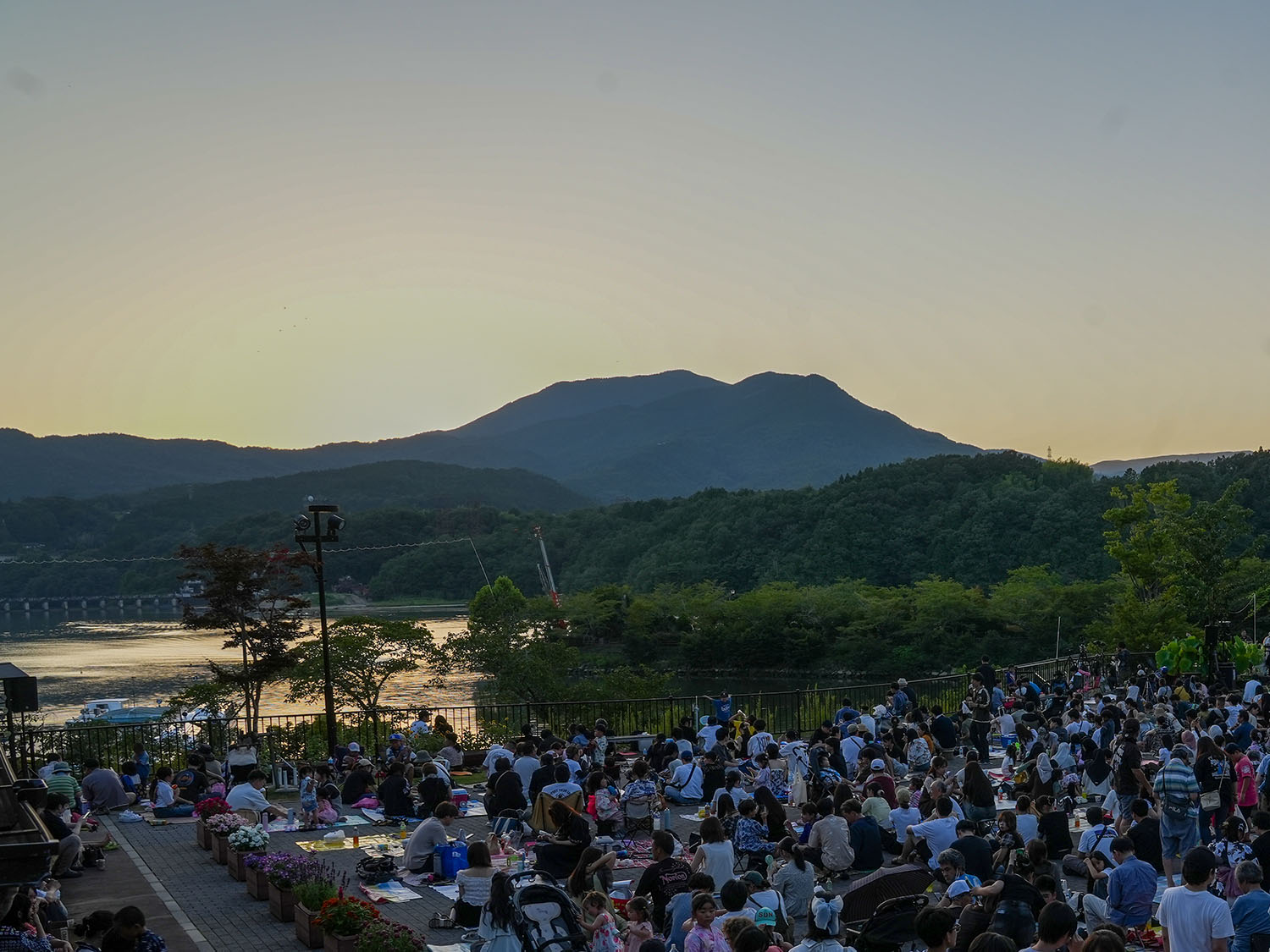 花火が上がる前の恵那峡