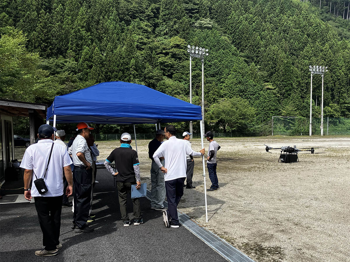 ドローンが飛び立つ場面