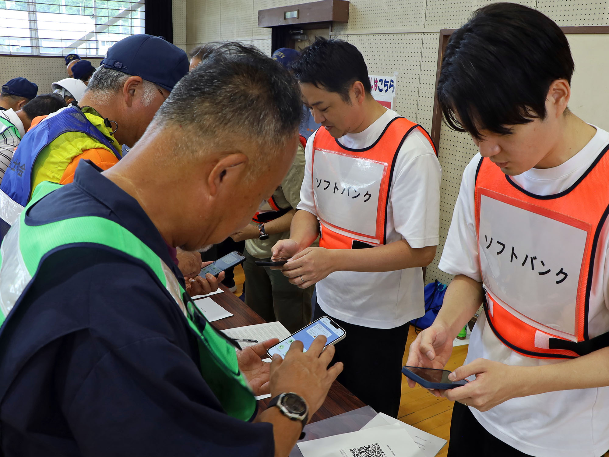 デジタルで避難所の受付を行う町民