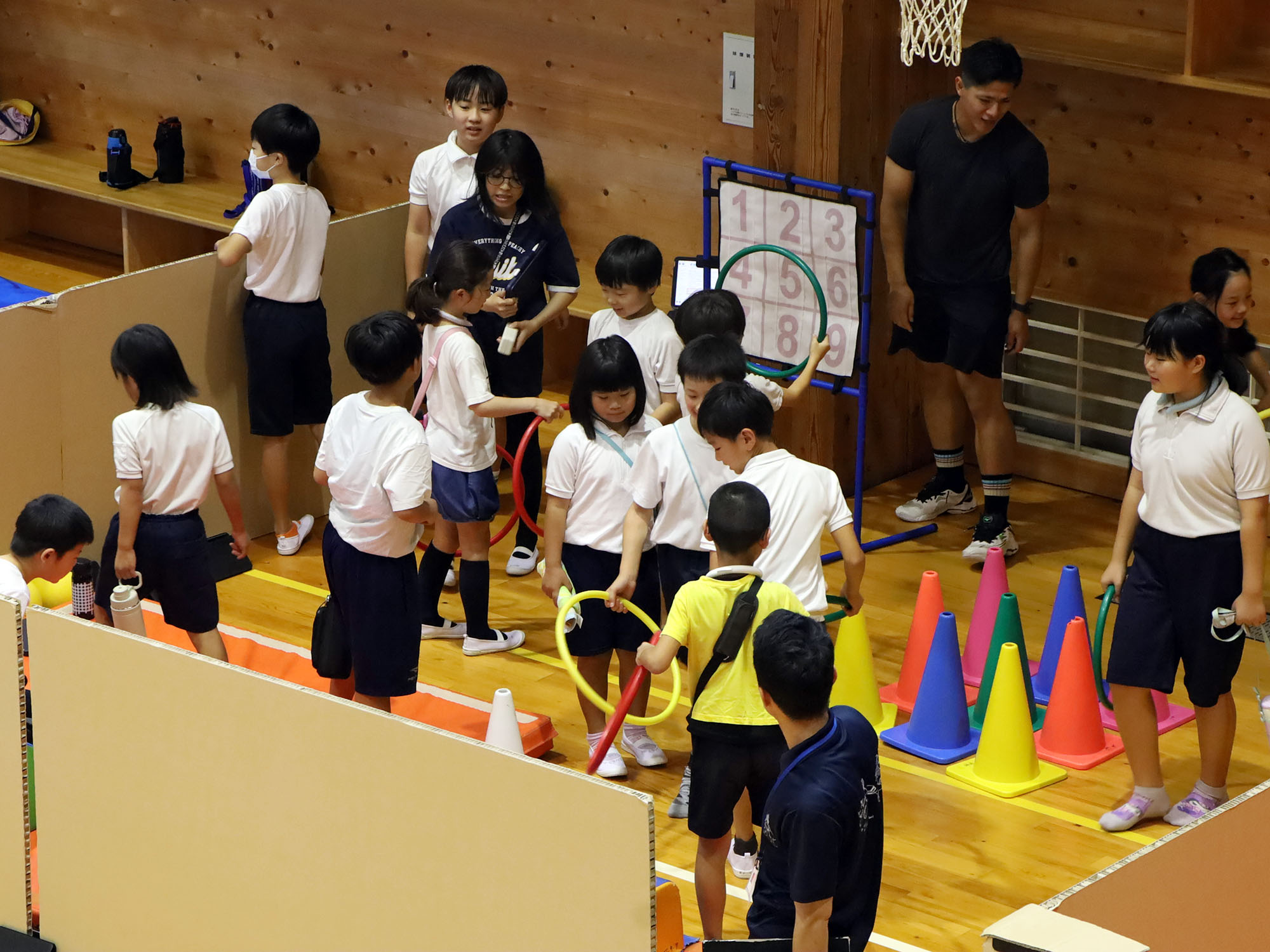 武並小の児童が考案した避難所を設営