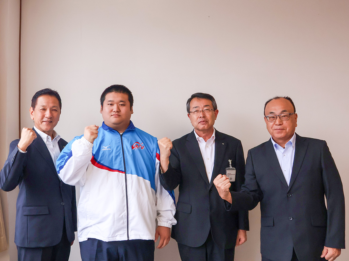 左から市長、春日井さん、岡田教育長、後藤副会長