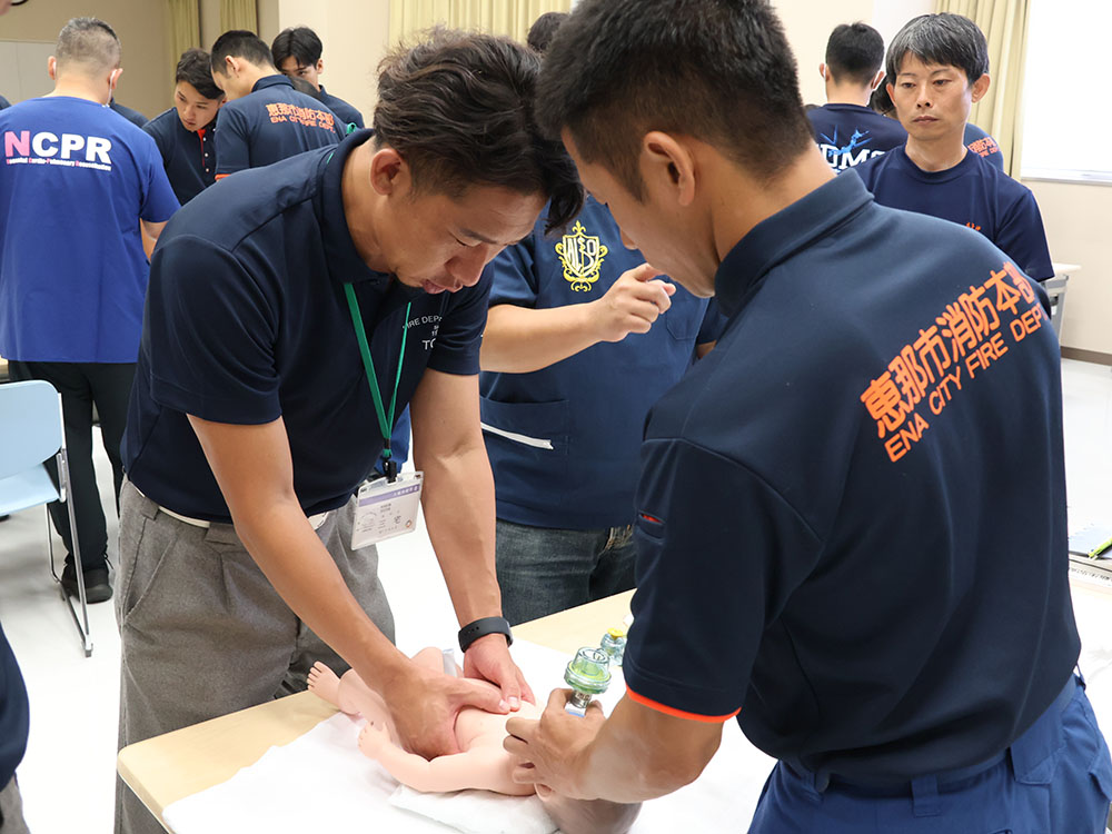 新生児の人形を使って訓練