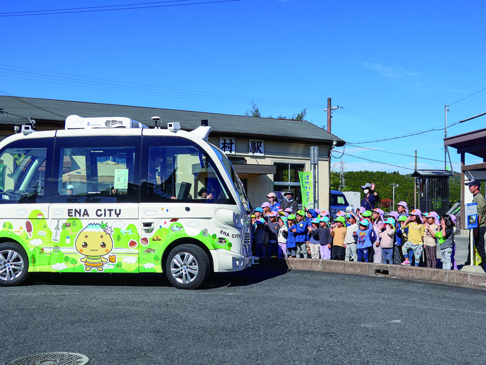 バスを迎える園児ら