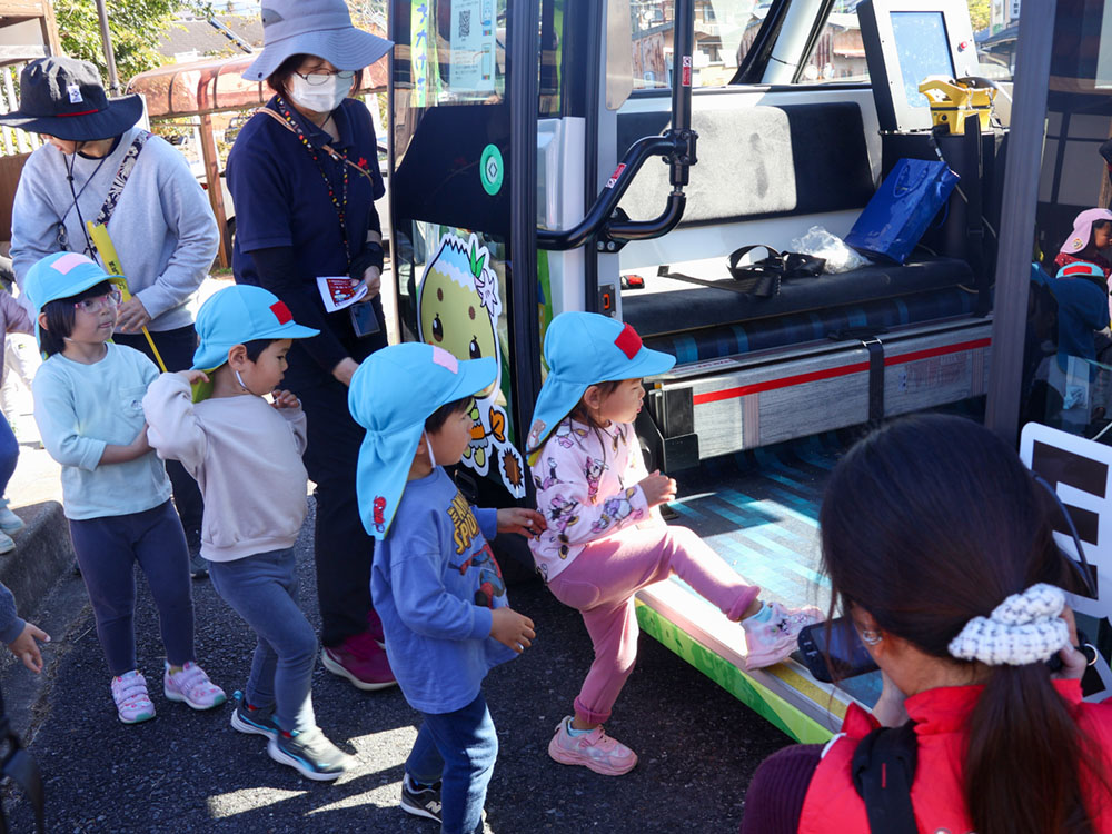 バスに乗りこむ園児