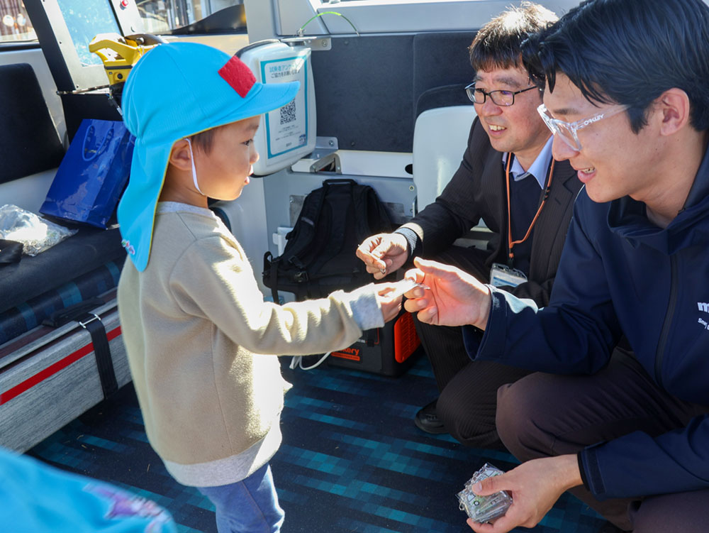 キーホルダーをもらう園児